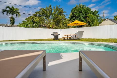 Modern Home 3 Bedrooms with Pool, 18 minutes to Ocean House in Hollywood