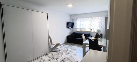 TV and multimedia, Living room, Seating area, Dining area, Bedroom
