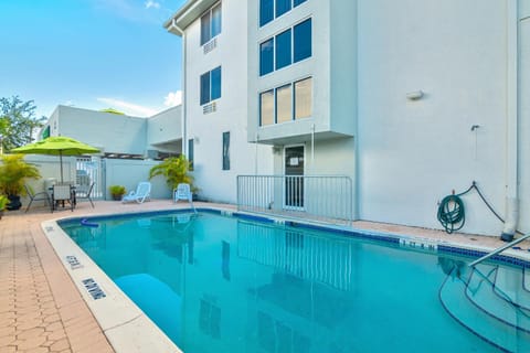 Property building, Day, Pool view, Swimming pool, sunbed