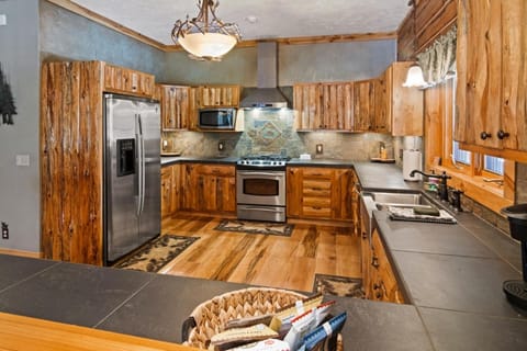 Weatherwood - Gorgeous Luxury Cabin with Spa! Cabin in Michigan