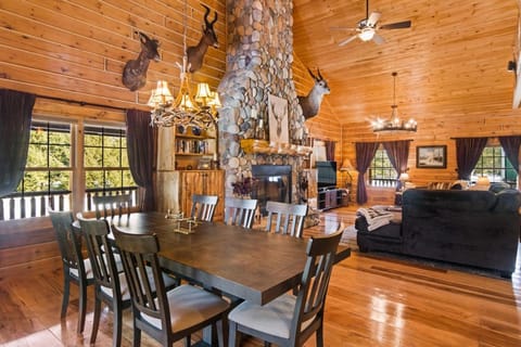 Weatherwood - Gorgeous Luxury Cabin with Spa! Cabin in Michigan