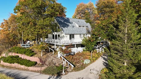 Sunset Serenity - INCREDIBLE HOME ON LAKE BLUFF! House in Lake Township