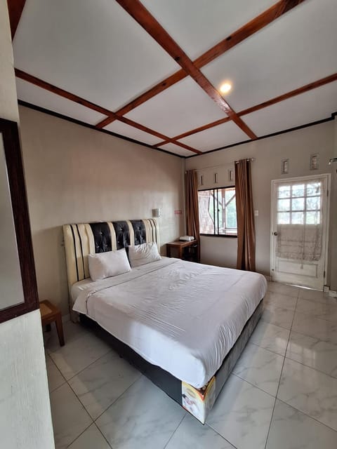 Property building, Bed, Photo of the whole room, Bedroom, towels