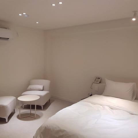 Bed, air conditioner