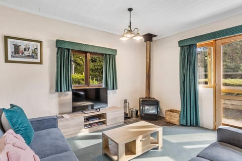 TV and multimedia, Living room, Seating area, fireplace