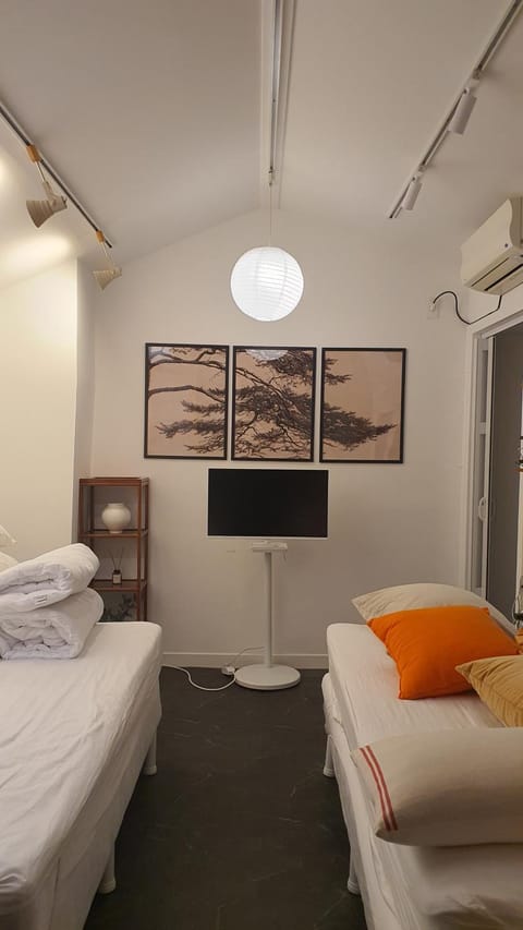 Bed, TV and multimedia, Bedroom