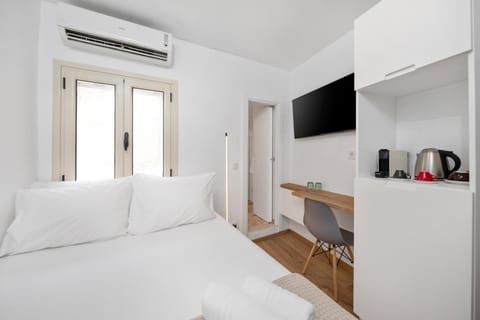 Bed, TV and multimedia, Coffee/tea facilities, Photo of the whole room, air conditioner