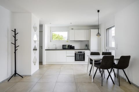 Kitchen or kitchenette, Seating area, Dining area