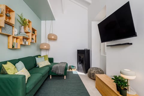 Communal lounge/ TV room, TV and multimedia, Living room, Seating area, Evening entertainment