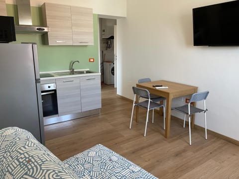 TV and multimedia, Kitchen or kitchenette, Dining area, oven, stove