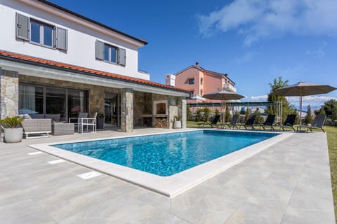 Property building, Patio, Day, Balcony/Terrace, Pool view, Swimming pool, Swimming pool, sunbed