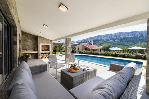 Patio, Day, Natural landscape, BBQ facilities, Garden, Balcony/Terrace, Living room, Seating area, Mountain view, Pool view, Swimming pool, Swimming pool, sunbed