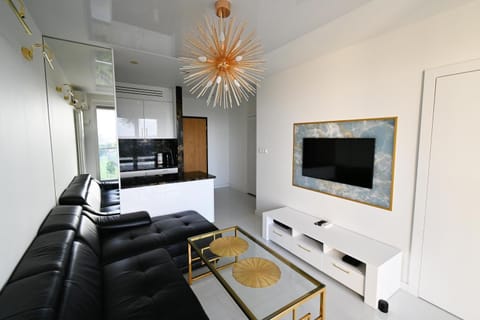 TV and multimedia, Kitchen or kitchenette, Living room, Seating area, Evening entertainment
