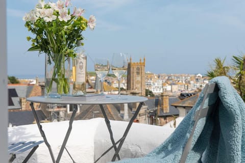 Property building, Balcony/Terrace, Sea view