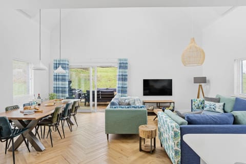 TV and multimedia, Living room, Seating area, Dining area