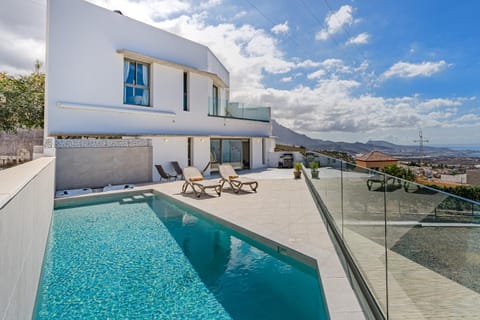 Property building, Hot Tub, Balcony/Terrace, Balcony/Terrace, Pool view, Swimming pool, Swimming pool, sunbed