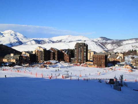 Property building, Natural landscape, Skiing, Skiing, Mountain view