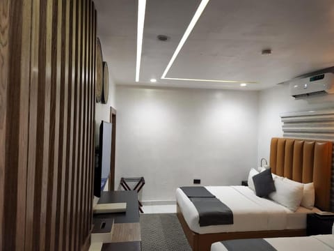 Bed, TV and multimedia, Photo of the whole room, Bedroom, air conditioner