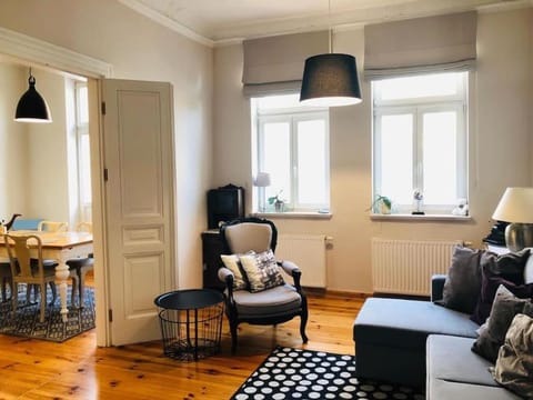 Living room, Seating area, internet