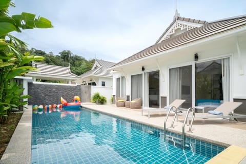 Property building, Pool view, Swimming pool, sunbed