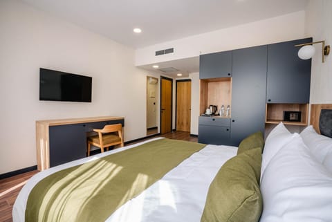 Bed, TV and multimedia, Photo of the whole room, Bedroom, hair dresser, wardrobe, air conditioner