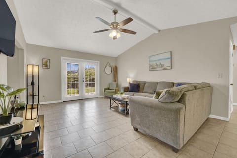 Two Spaces in One Main House and Guest House 25 Min to PCB House in Lynn Haven