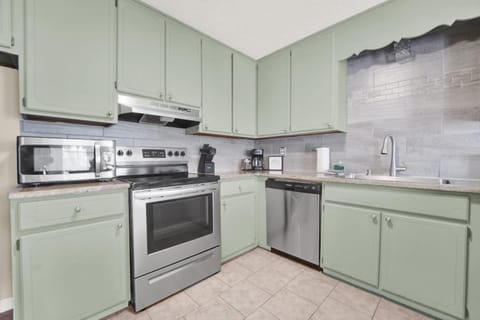 Two Spaces in One Main House and Guest House 25 Min to PCB House in Lynn Haven