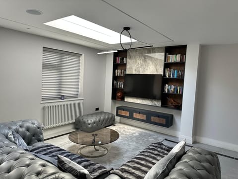 Communal lounge/ TV room, Library, TV and multimedia, Living room, Seating area, Evening entertainment, internet