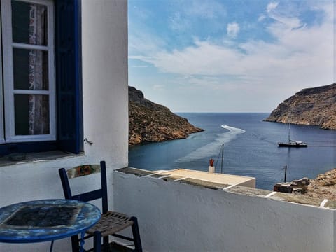 View (from property/room), Balcony/Terrace, Decorative detail, Mountain view, Sea view