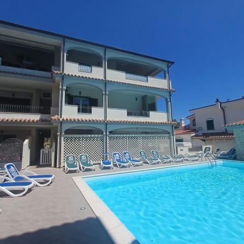 Swimming pool, sunbed