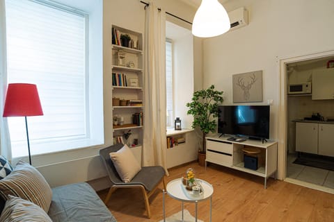 Library, TV and multimedia, Living room, Seating area, air conditioner