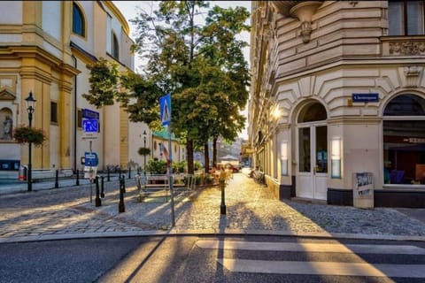 Property building, Street view, Location