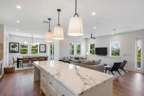 The Crestwood House - Private Heated Pool & Parking House in Stock Island