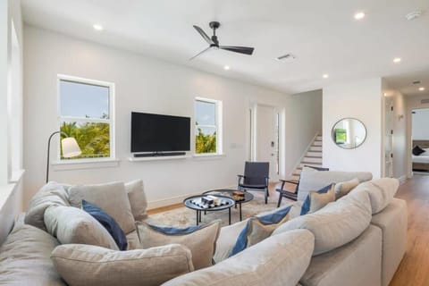 The Crestwood House - Private Heated Pool & Parking House in Stock Island