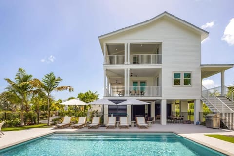 The Crestwood House - Private Heated Pool & Parking House in Stock Island