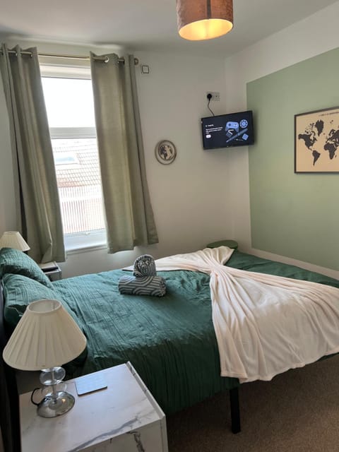 Bed, TV and multimedia, Bedroom, towels