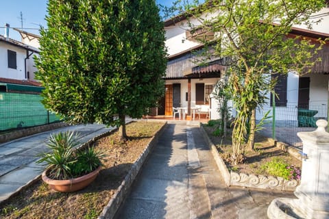 Patio, Facade/entrance