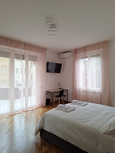 Bed, TV and multimedia, Photo of the whole room, Bedroom