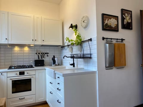 Coffee/tea facilities, Kitchen or kitchenette, oven, stove, toaster