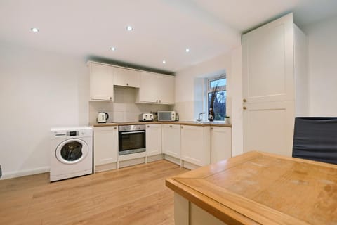 Kitchen or kitchenette, Dining area, dishwasher, oven, stove, toaster, washing machine