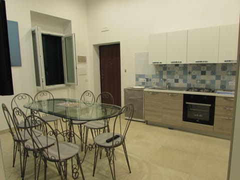 Kitchen or kitchenette, Kitchen or kitchenette, Living room, Seating area, Dining area, stove, Internal: Not applicable to any particular room