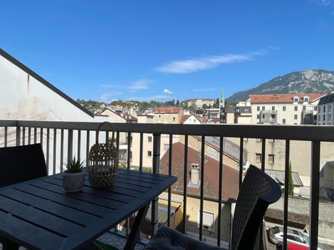 Studio calme avec balcon et parking au cœur d'Aix-les-Bains - FR-1-555-93 Apartment in Aix-les-Bains