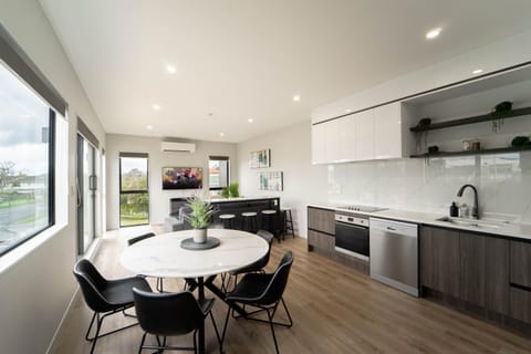 Kitchen or kitchenette, Dining area, oven