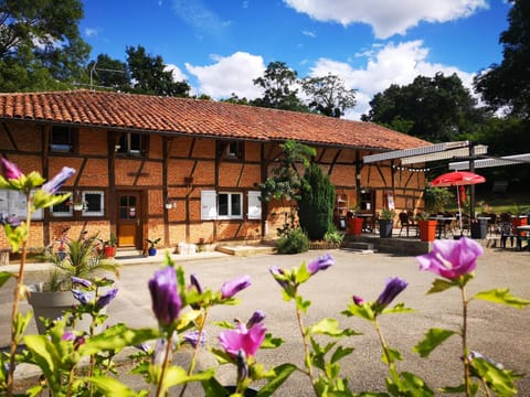 Property building, Patio, Restaurant/places to eat, Facade/entrance, Garden, Balcony/Terrace, Lounge or bar