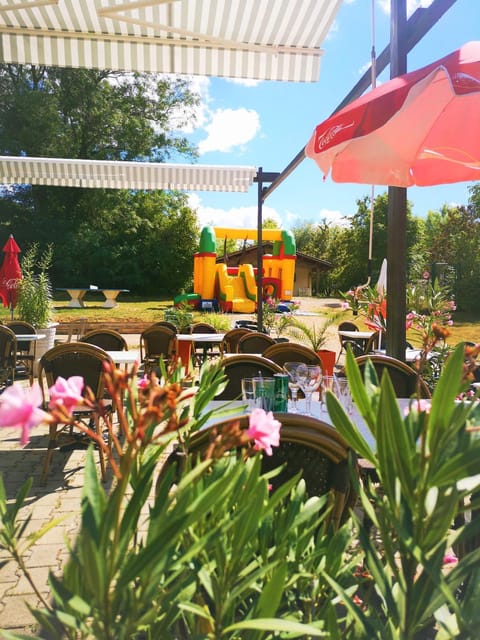 Patio, Restaurant/places to eat, Balcony/Terrace, Banquet/Function facilities, Meals, Continental breakfast, Lunch, Dinner, Drinks, Alcoholic drinks, Non alcoholic drinks