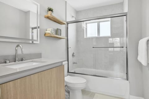 Shower, Toilet, Bathroom, Bath, towels