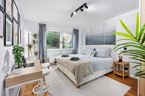 Bed, Living room, Photo of the whole room, Seating area, Bedroom