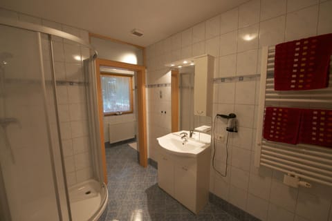 Shower, Bathroom, towels