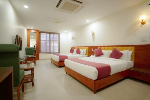 Communal lounge/ TV room, Bed, TV and multimedia, Living room, Photo of the whole room, Seating area, Evening entertainment, Bedroom, air conditioner