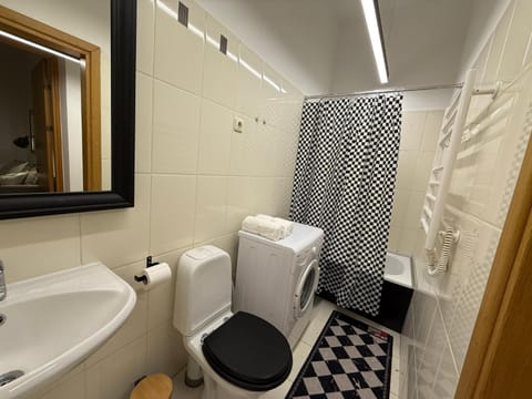 Shower, Toilet, Hot Tub, Bathroom, Bath, towels